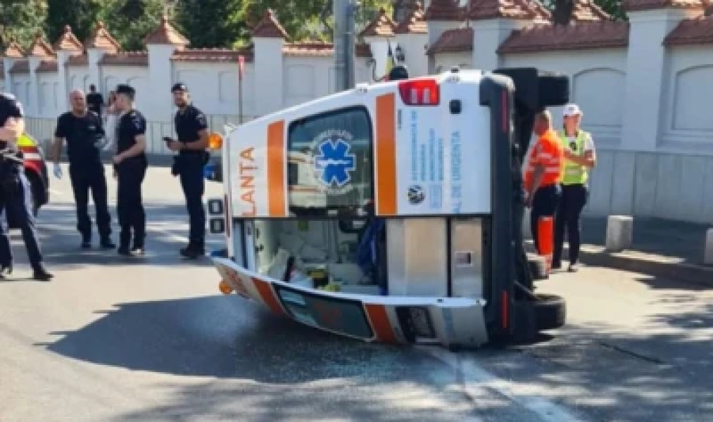 O ambulanță a fost spulberată în fața Palatului Cotroceni
