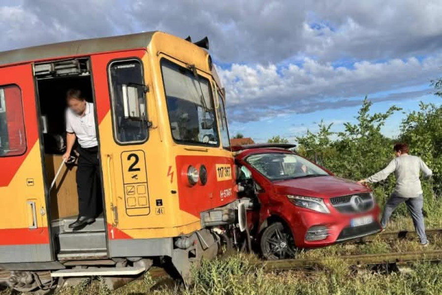 Mercedes spulberat pe calea ferată