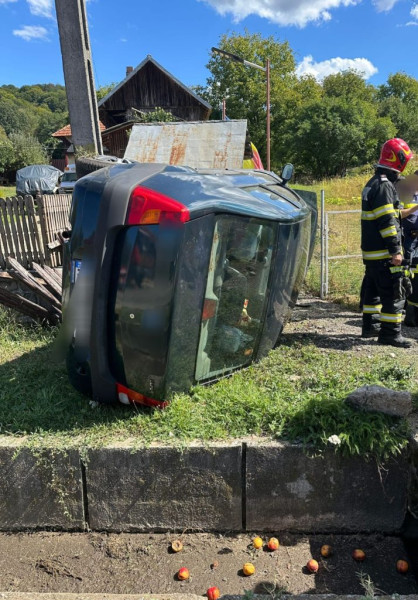 Accident grav la Mușătești: a intrat cu mașina într-un cap de pod! FOTO