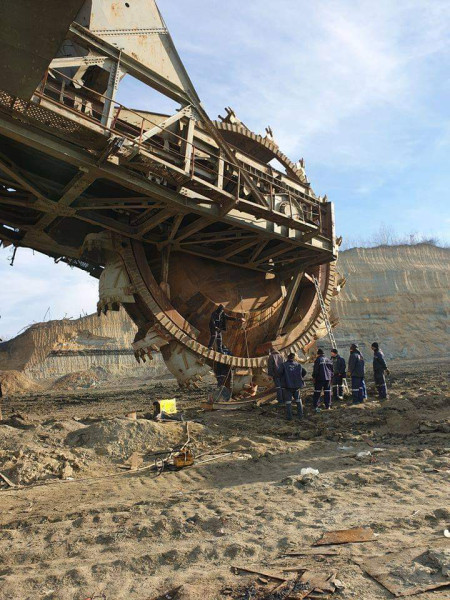 CE Oltenia bagă milioane de lei în reparația unui excavator