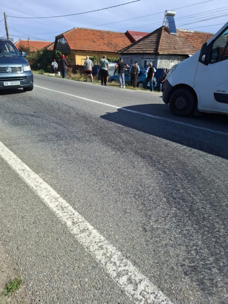 Accident rutier la Târgu Jiu: autoturism răsturnat după impact cu un vehicul parcat