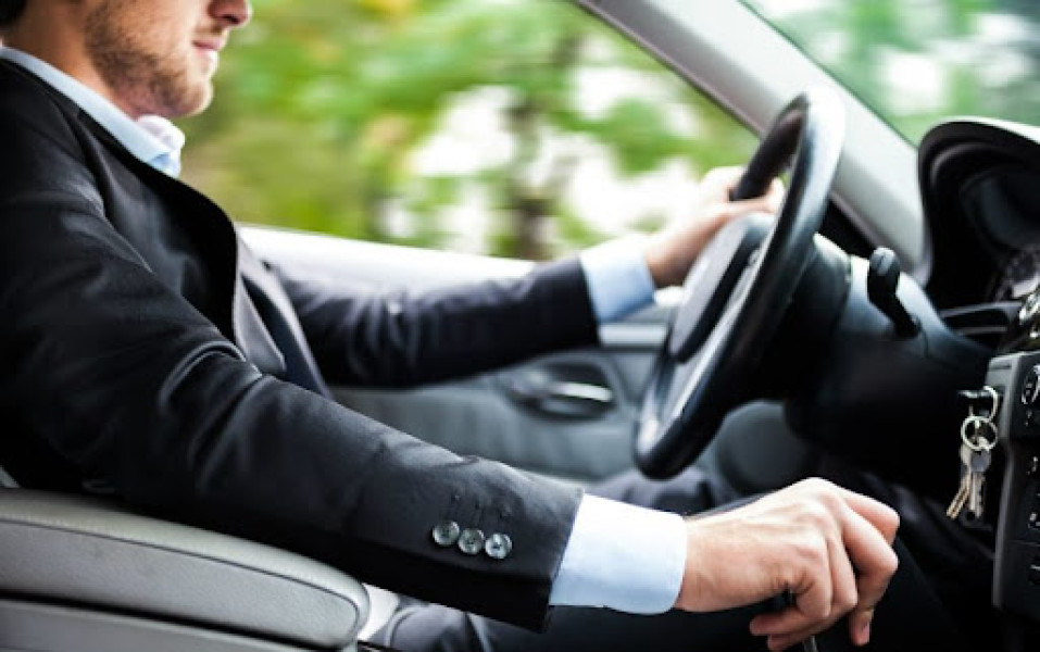 Șoferii începători, restricționați la vehicule cu motoare puternice în noul proiect legislativ