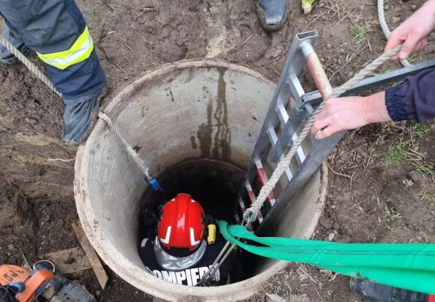 Pompierii din Vâlcea au salvat un bărbat blocat într-o fântână adâncă în Gorj