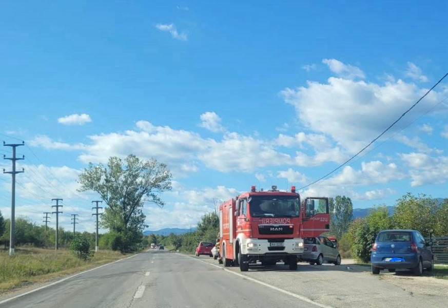 Accident rutier cu trei autoturisme pe DN 67 în comuna Tomșani