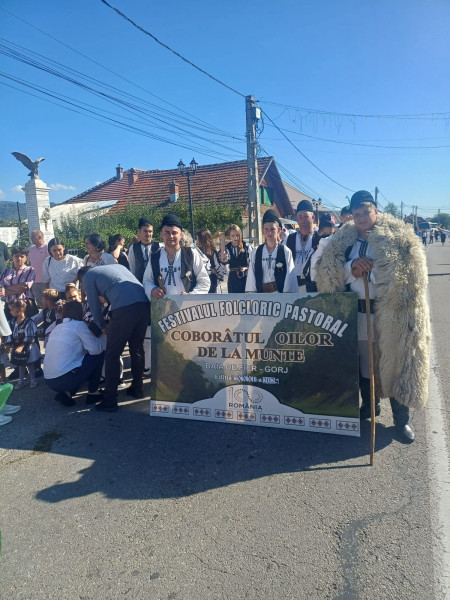 Baia de Fier a sărbătorit tradițiile pastorale la Festivalul „Coborâtul Oilor de la Munte”