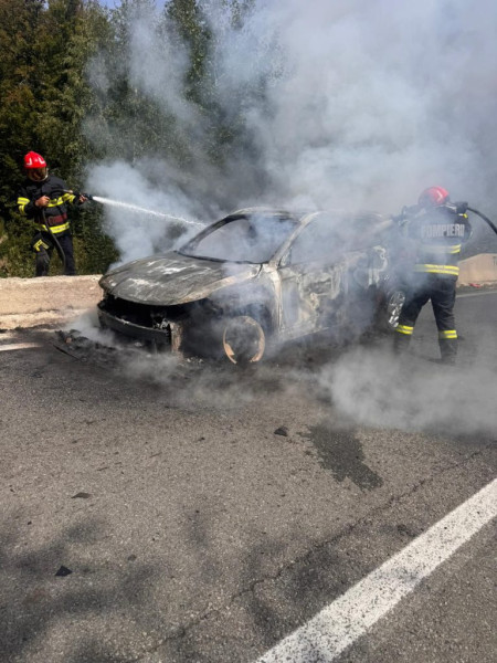 Incendiu la o competiție auto pe Aeroportul Arad, intervenție rapidă a pompierilor