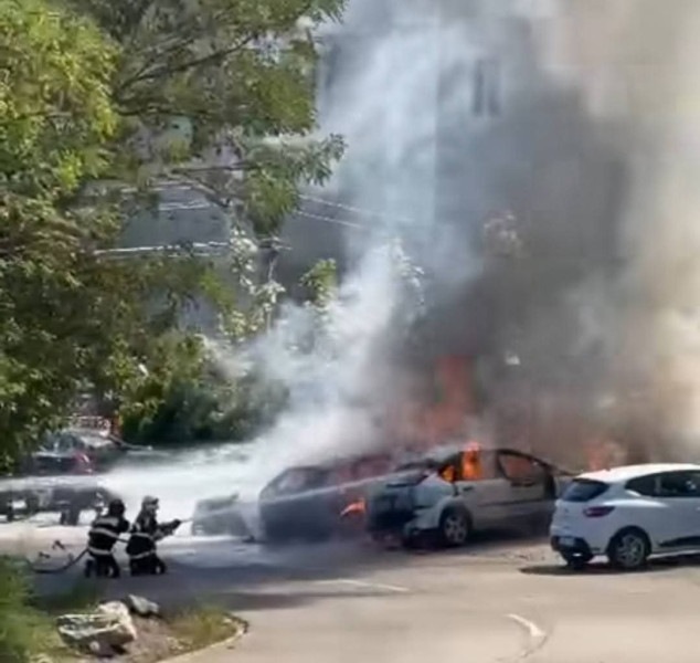 Incendiu la Castelul Corvinilor: trei mașini cuprinse de flăcări, un bărbat rănit