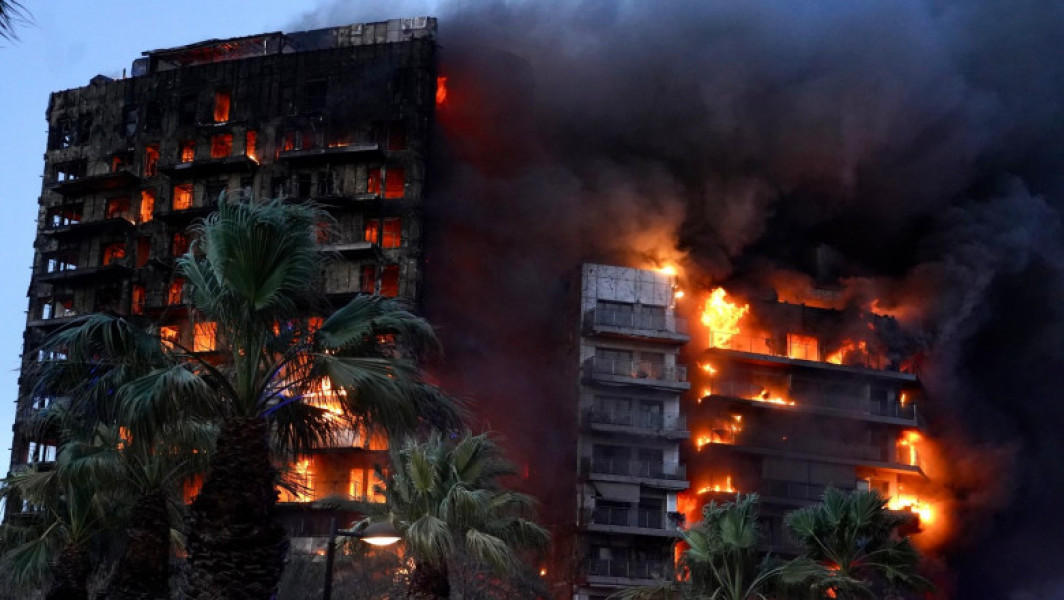 Alertă de știri: Incendiu puternic la bloc înalt de 14 etaje din Valencia, oameni răniți și blocați