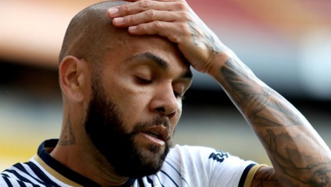 Fostul fotbalist Dani Alves a fost găsit vinovat pentru agresiune sexuală într-un club din Barcelona și condamnat la închisoare