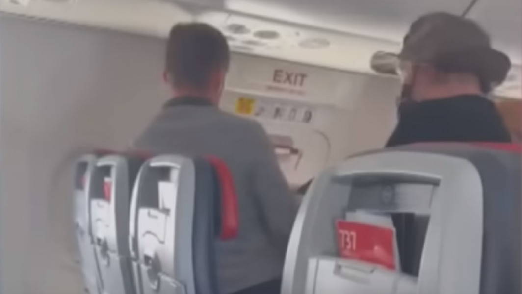 VIDEO: Pasager american încearcă să deschidă ușa avionului în timpul zborului, aeronava se întoarce în siguranță pe aeroportul din New Mexico