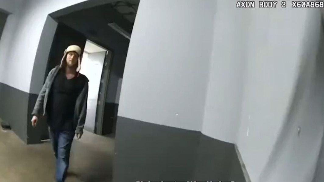 Barbat atacat de politia Los Angeles inarmat cu furculita de plastic - VIDEO