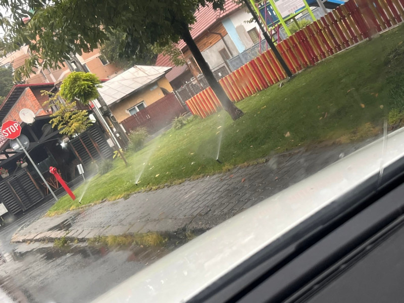 Stropitorile automate din Târgu Jiu au udat iarba în parcuri, deși ploua