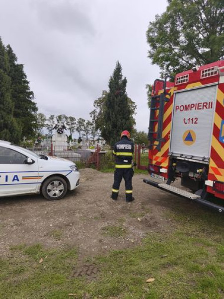 Bărbat prins sub mal de pământ în cimitirul din Mlenăuţi, salvat de pompieri