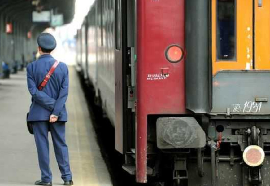 Doi angajați ai căii ferate, transportați la spital după ce s-au simțit rău la serviciu