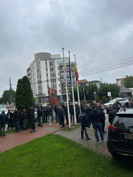 Angajații CEO protestează pentru viitorul locurilor de muncă în fața sediului companiei