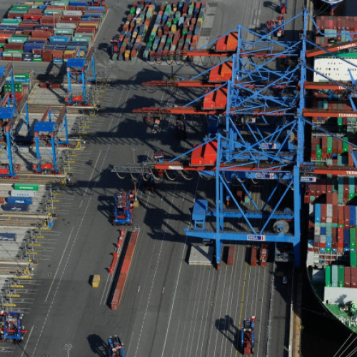 China impune taxe speciale navelor americane în porturile sale, ca măsură de retorsiune