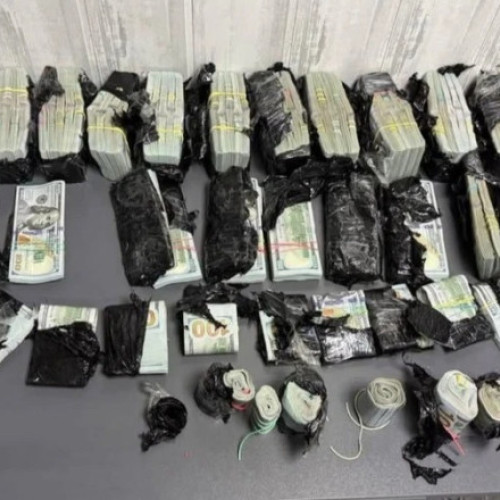 Ucrainiancă prinsă la frontiera România cu aproape un milion de dolari ascunși în mașină