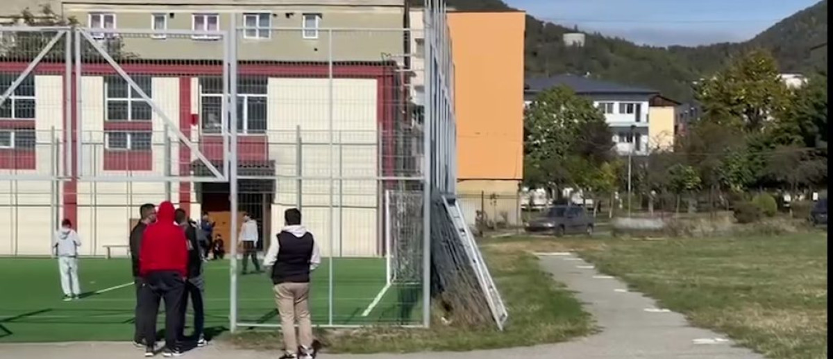 Elevă rănită după ce poarta de fotbal s-a prăbușit la Școala Generală Bumbești Jiu