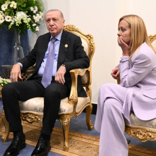 Erdoğan îi promite Giorgiei Meloni că o va ajuta să renunțe la fumat la summitul din Egipt