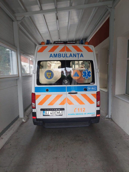 Tânără din Mehedinți reținută după ce a lovit cu foarfeca o femeie în Motru