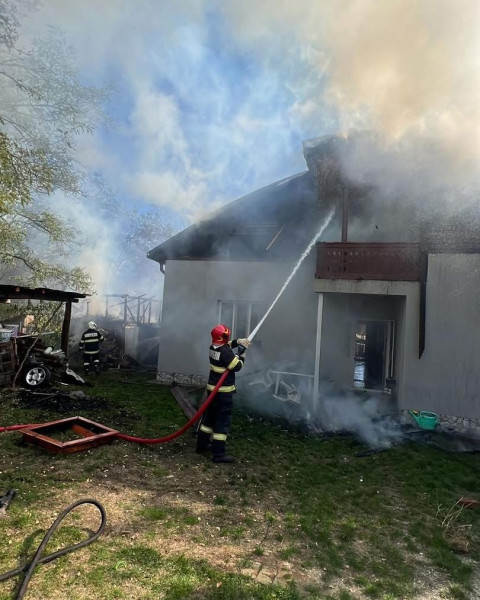 Incendiu puternic amenință gospodăriile din Fârtățești, Vâlcea
