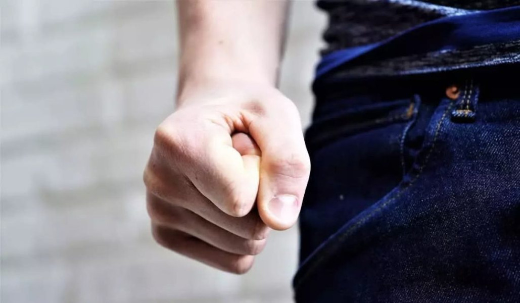 Anchetă în Brăila după agresarea unui elev de 12 ani de tatăl unui coleg