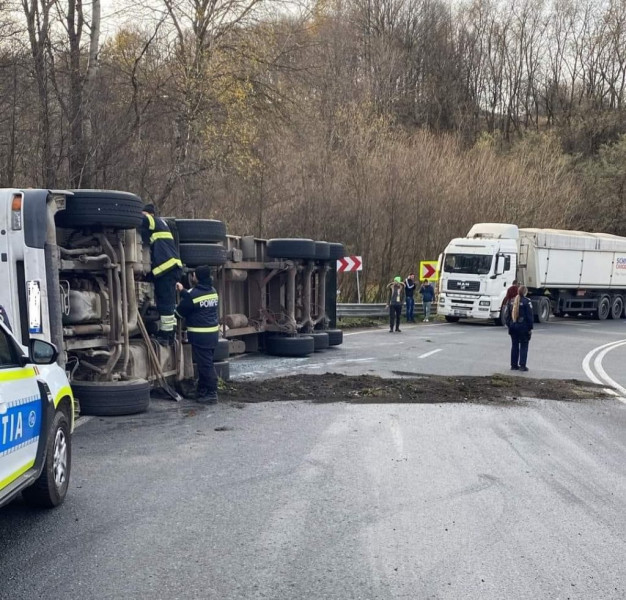 Trafic închis pe DN 6 în Mehedinți din cauza unui camion răsturnat