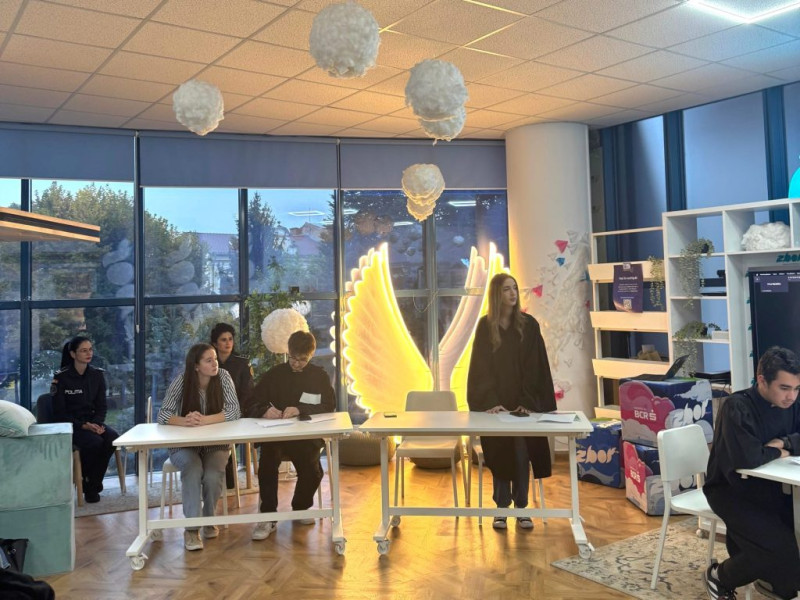 Tinerii de la Centrul Zbor au simulat un proces în cadrul campaniei „Pe aripile legii!”