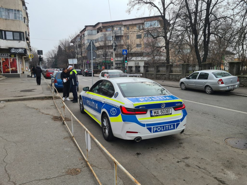 Fetiță de 3 ani găsită singură pe stradă la Brăila, înapoiată familiei