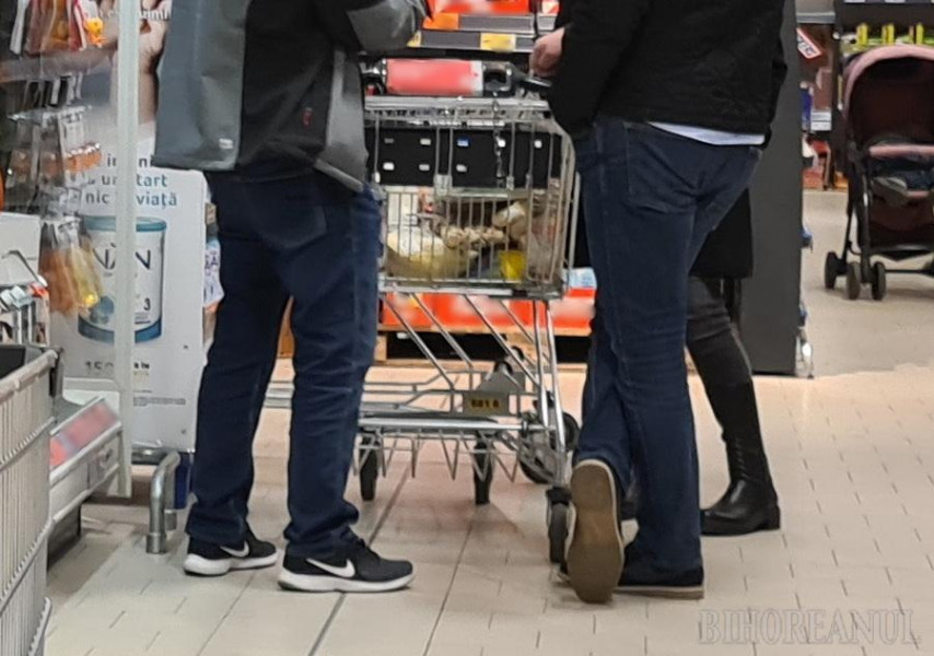 Doi bărbați prinși în flagrant după ce au furat băuturi alcoolice dintr-un supermarket din Târgu Jiu