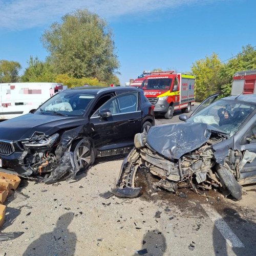 Accident grav în Hinova soldat cu trei răniți, inclusiv un copil de un an