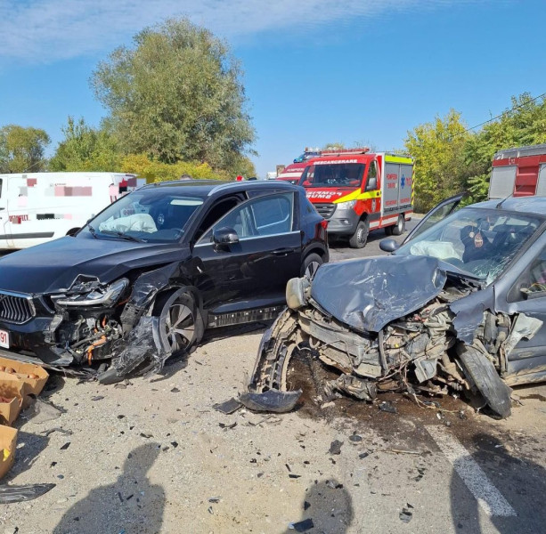 Accident grav în Hinova soldat cu trei răniți, inclusiv un copil de un an