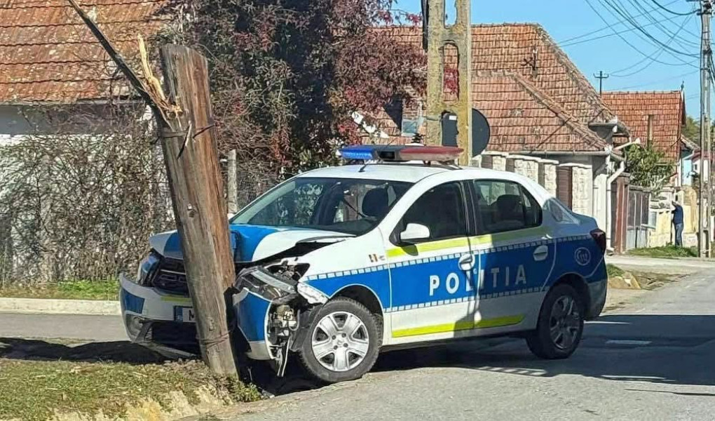 Autospecială de poliție avariată în urma unui accident la Cricău, Alba