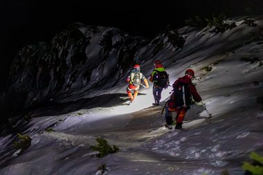 Salvamont zărneşti, intervenție de noapte pentru salvarea a doi turiști în masivul Piatra Craiului