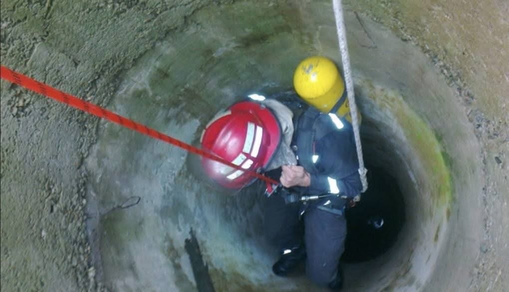 Pompierii intervin pentru salvarea unei persoane căzute într-o fântână adâncă în Mehedinți