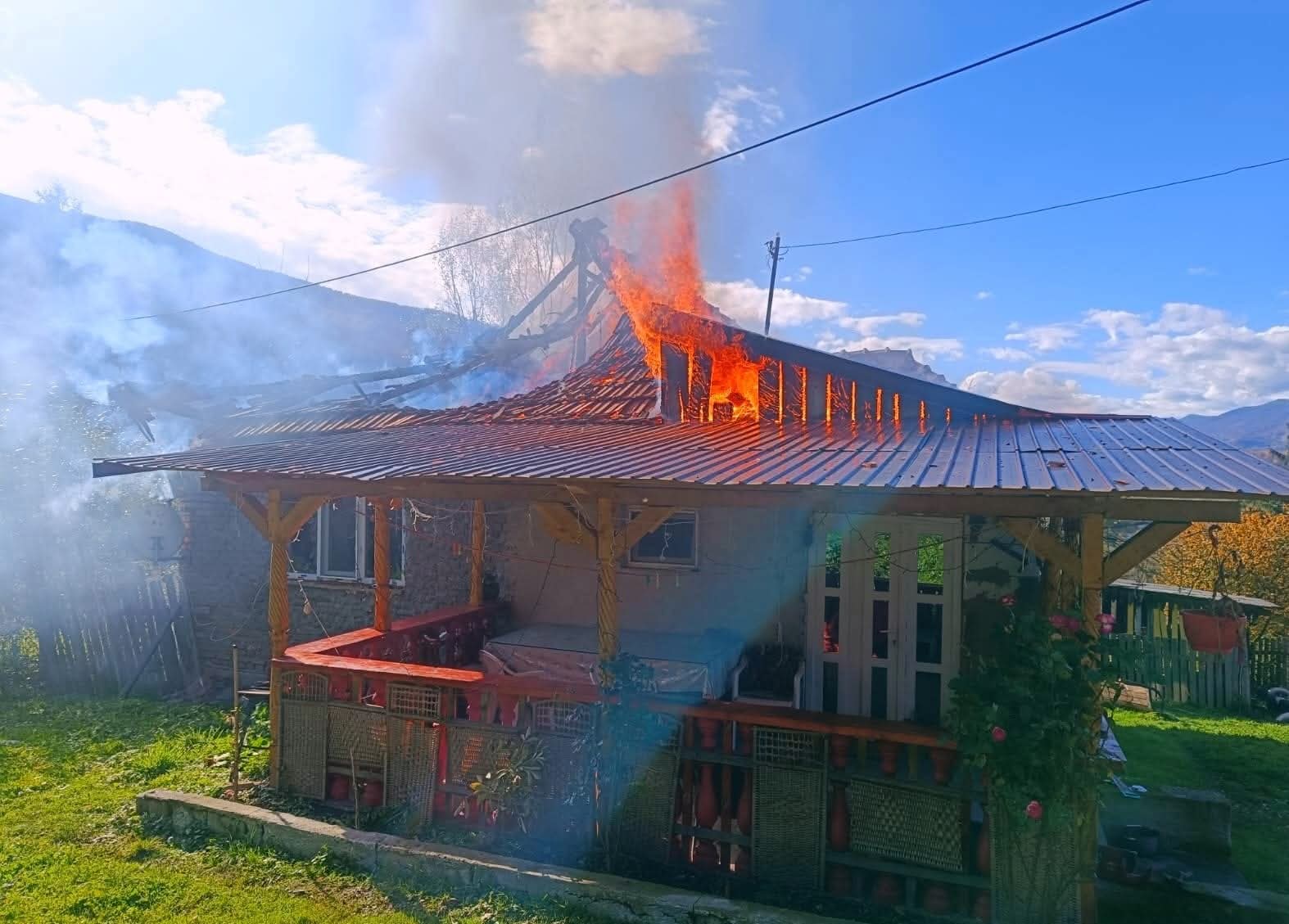 Incendiu la o casă din Petroșani, stins de pompieri fără victime