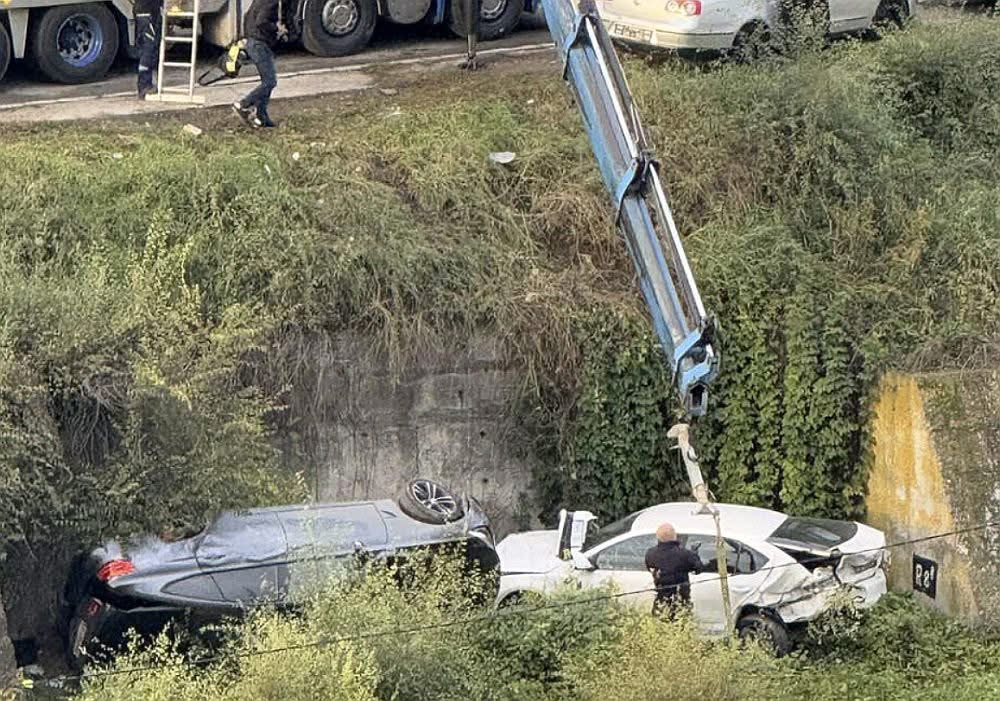 Accident spectaculos în Iași: șoferul unui BMW a avariat mai multe vehicule și a fugit