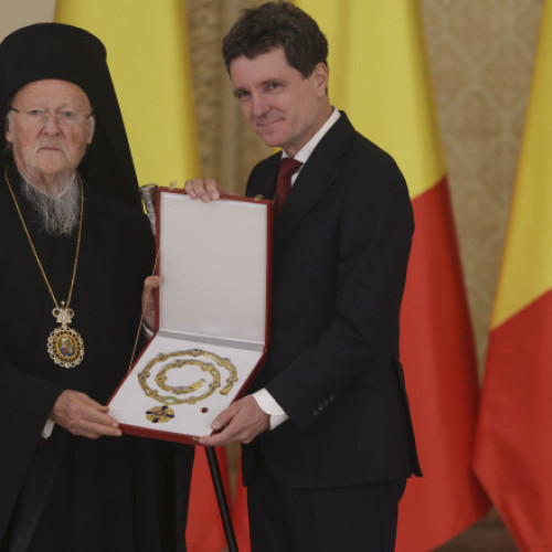 Nicuşor Dan a decorat Patriarhul Ecumenic şi Patriarhia Română la inaugurarea Catedralei Naţionale