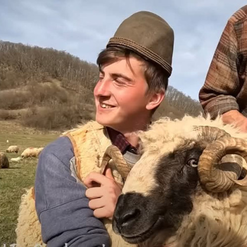 Tânărul cioban din Mureș renunță la străinătate pentru viața la țară
