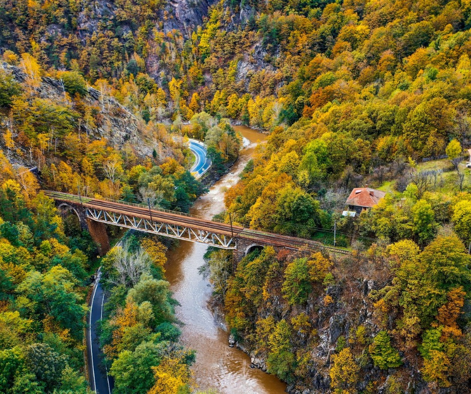 Toamna colorează Defileul Jiului într-un peisaj spectaculos de poveste