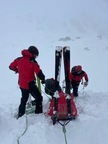 Salvamontiştii au salvat un turist blocat pe un traseu de alpinism în zona Albisoara Brânei