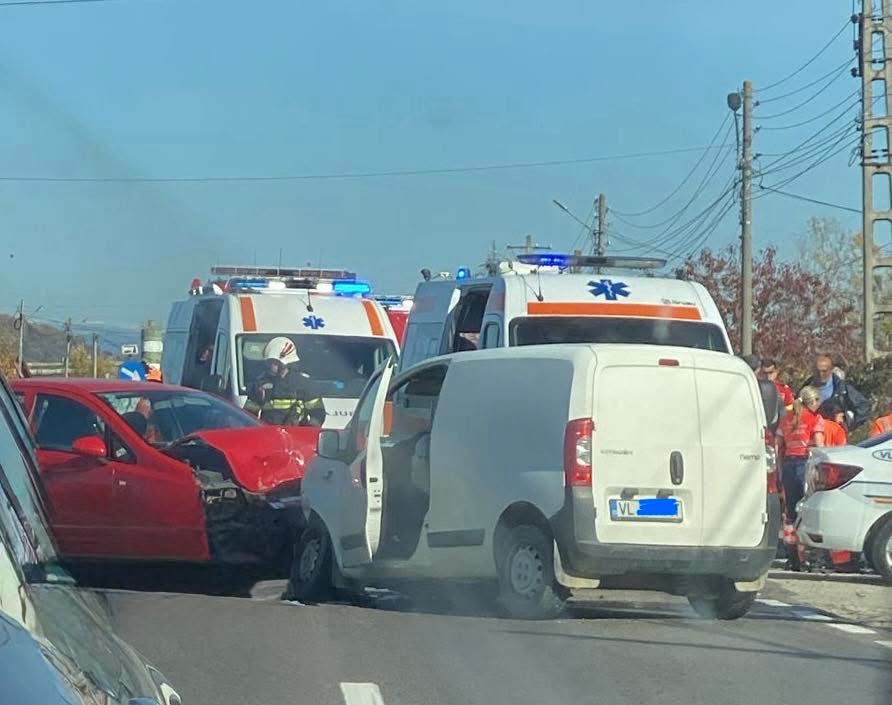 Traficul blocat pe DN 64 în Râmnicu Vâlcea din cauza unui accident