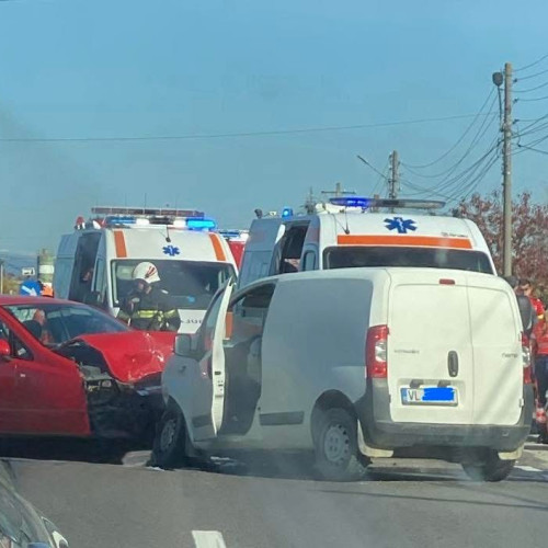 Traficul blocat pe DN 64 în Râmnicu Vâlcea din cauza unui accident
