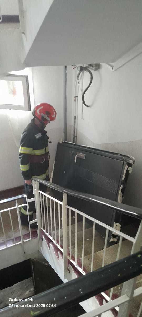 Explozie fără incendiu într-un bloc din Râmnicu Sărat