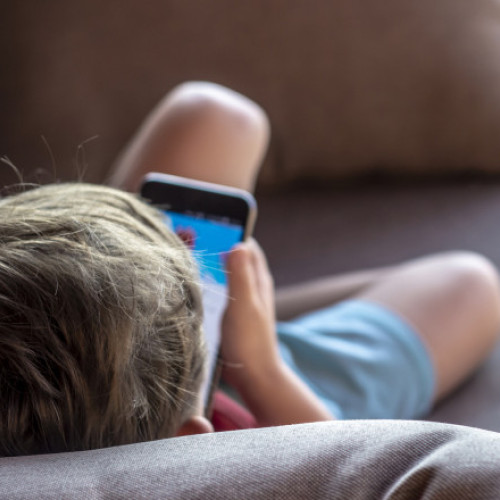 Franța limitează utilizarea smartphone-urilor și rețelelor de socializare de către copii și adolescenți, conform recomandărilor unui grup de experți prezentați președintelui Macron.