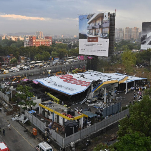 12 persoane au murit și alte 60 sunt rănite într-o tragedie provocată de un panou publicitar prăbușit în timpul unei furtuni puternice la Mumbai, India