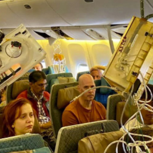 „S-a dezlănțuit iadul”. Pasagerii avionului care n-a mai ajuns la Singapore descriu coșmarul de la 11.000 de metri. Imagini cu dezastru