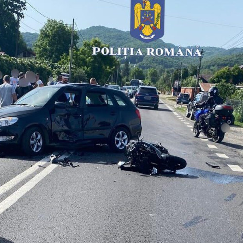 Coliziune între un autoturism și o motocicletă în Budesti