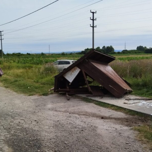 Accident în Ionesti: un bărbat de 50 de ani intră cu mașina într-o stație de autobuz