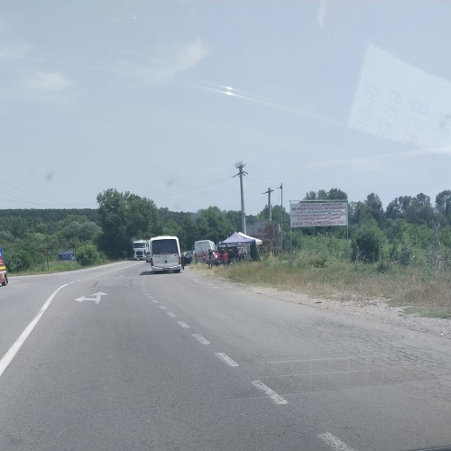 Accident rutier între un autoturism și un autocar: o persoană a necesitat îngrijiri medicale